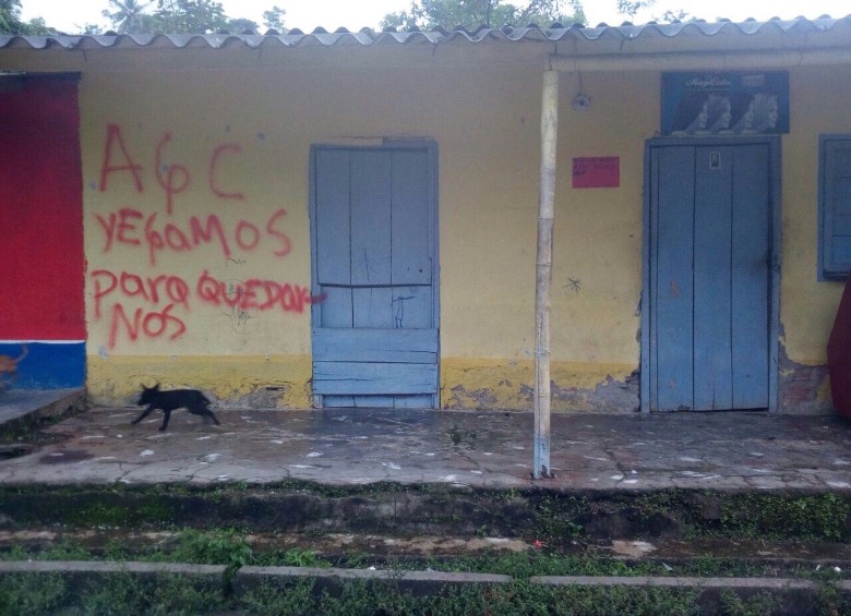 Las Autodefensas Gaitanistas de Colombia pintaron casas en San José de Apartadó. Foto cortesía