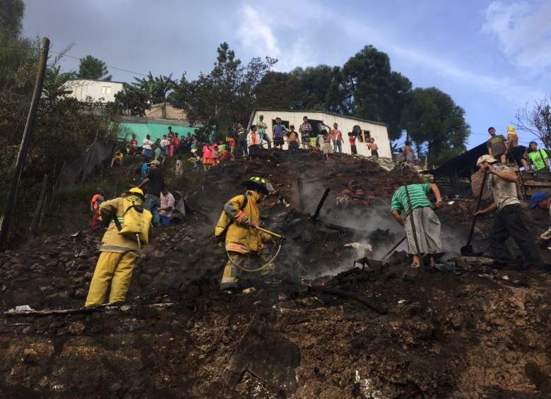 Bomberos de Medellín y de Bello atendieron la emergencia. FOTO CORTESÍA 