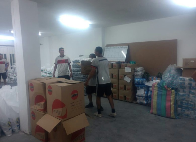 Ya llegan las ayudas humanitarias al corregimiento de Puerto Valdivia para atender a los damnificados. FOTO CORTESÍA 