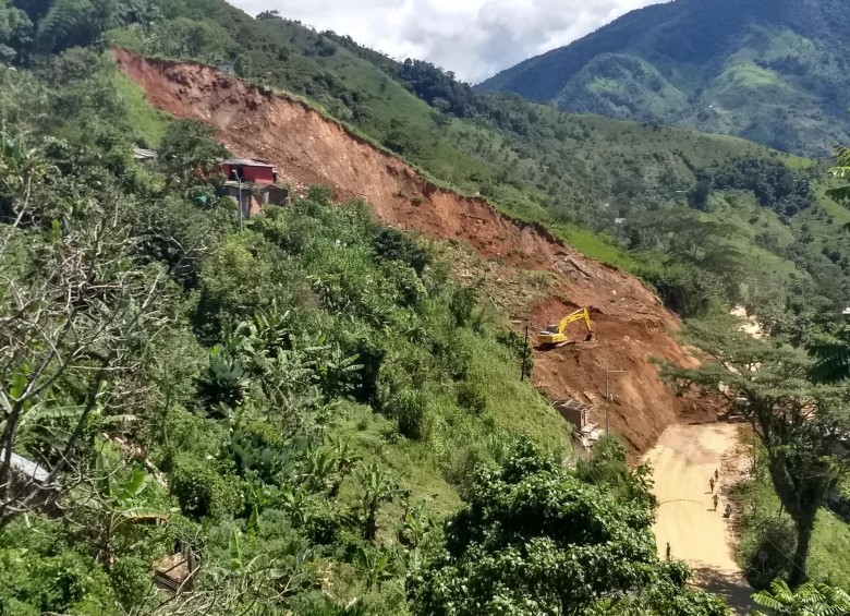 El 30 de abril se presentó el derrumbe en el sector de Valdivia, kilómetro 62 de la Vía Medellín – Costa Atlántica. FOTO Cortesía Asociación de Transportadores de Carga, ATC