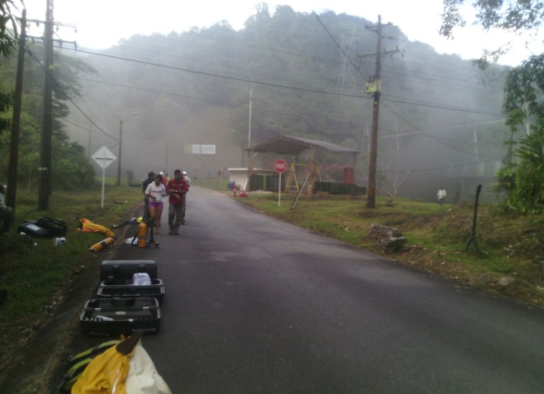 En el lugar hacen presencia cinco unidades de bomberos de El Peñol y el cuerpo de bomberos de Marinilla, San Rafael y Guatapé. FOTO CORTESÍA