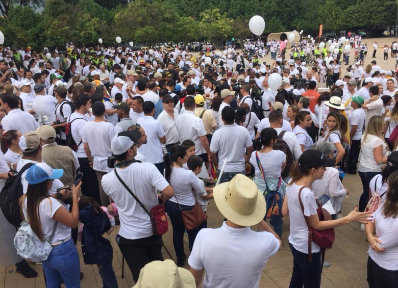 En Medellín miles de ciudadanos marcharon entre el Parque de los Deseos y el Parque de la Luces, en el centro de la ciudad. FOTO JULIO CÉSAR HERRERA
