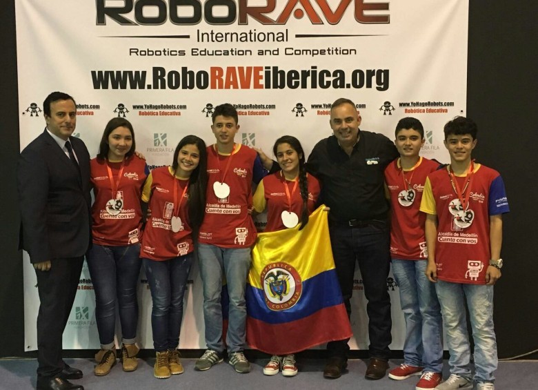 Daniel (cuarto de izquierda a derecha) con el equipo que representó a Medellín y a Colombia en el mundial de robótica que se realizó en diciembre de 2016 en España. FOTO cortesía