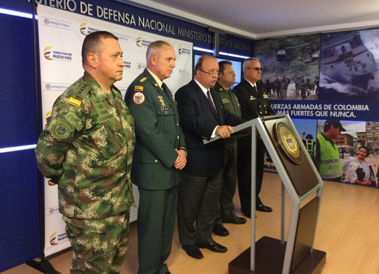 El ministro de Defensa, Luis Carlos Villegas, entregó el reporte junnto a la cúpula militar. FOTO MINISTERIO DE DEFENSA