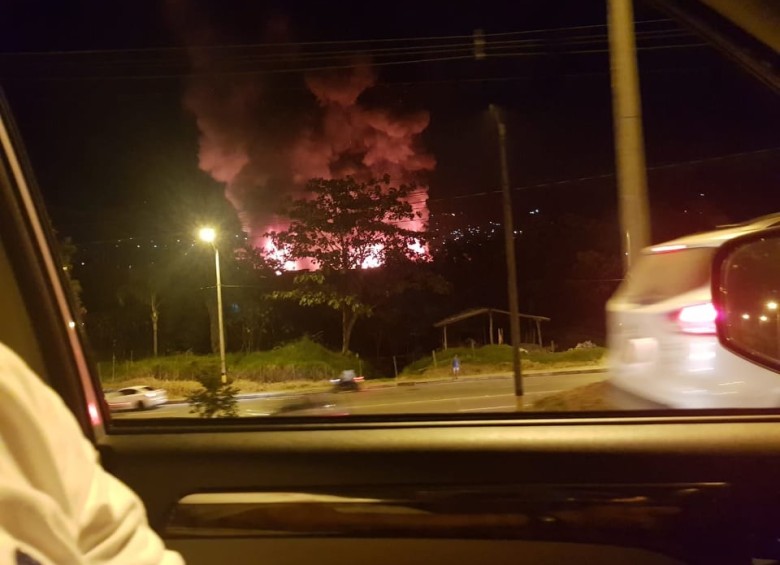 Varios cuerpos de bomberos lucharon para evitar que las llamas llegaran hasta una gasolinera. FOTO CORTESÍA GUARDIANES DE ANTIOQUIA