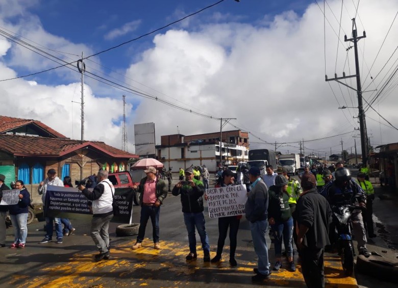 Manifestantes bloquean la vía hacia la costa, en el sector de los Llanos de Cuivá. FOTO CORTESÍA CRISTIÁN CÉSPEDES