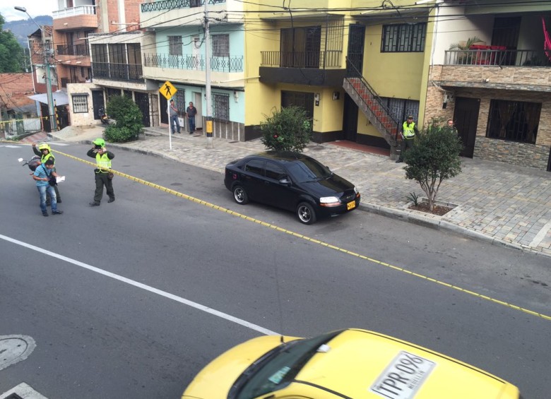 El cadáver de un hombre fue hallado por las autoridades en la tarde de este jueves en el barrio Girardot, de la comuna 5, Castilla, en Medellín. CORTESÍA @santhijara