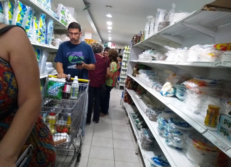 En supermercados los precios con la nueva moneda estaban mal marcados, solo le quitaron tres ceros, productos que debían valer 9,5 bolívares soberanos eran vendidos en 9.522. FOTO Rosalinda Hernández