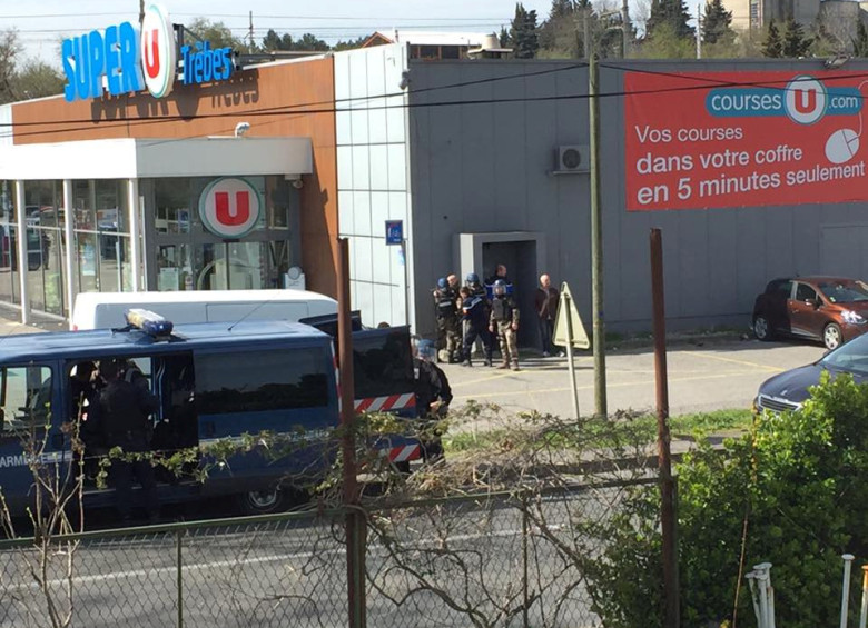 Tres muertos en toma de rehenes en supermercado en Francia
