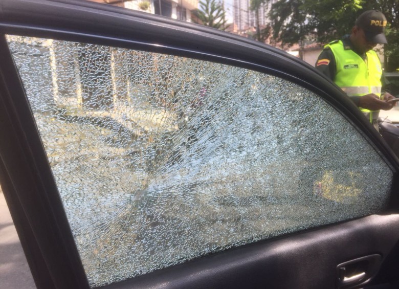 El vehículo del concejal tenía los vidrios rotos. FOTO CORTESÍA