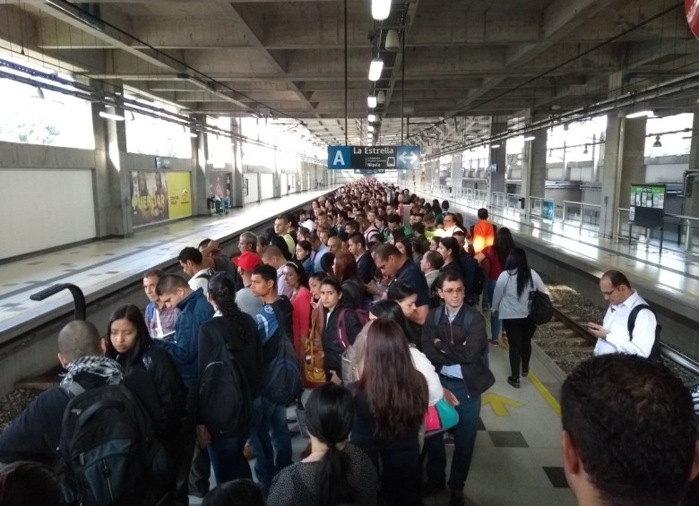 Usuarios del Metro fueron evacuados de las estaciones afectadas. FOTO: CORTESÍA TWITTER JDSESCOBAR95