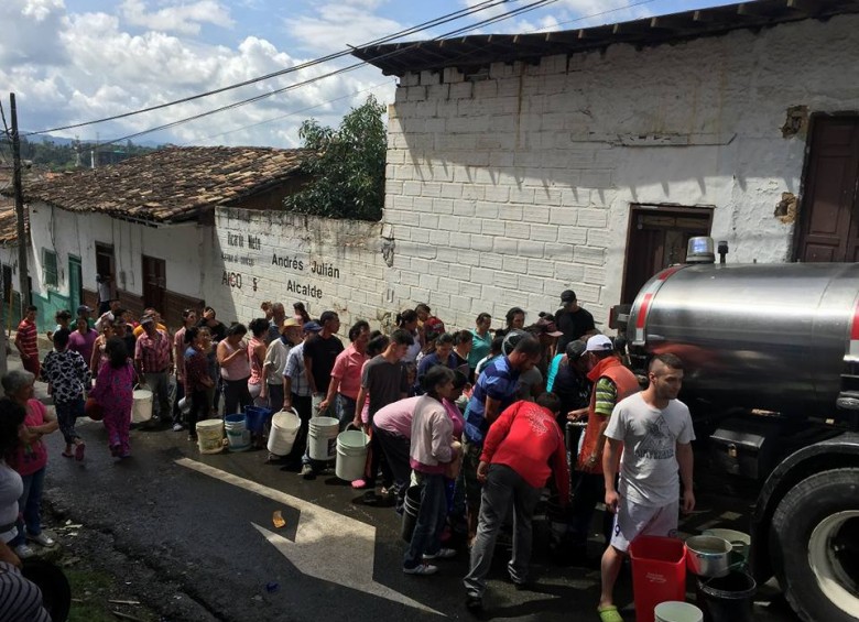 Largas filas han tenido que hacer los habitantes de Rionegro para abastecerse de agua. FOTO CORTESÍA ALCALDÍA DE RIONEGRO