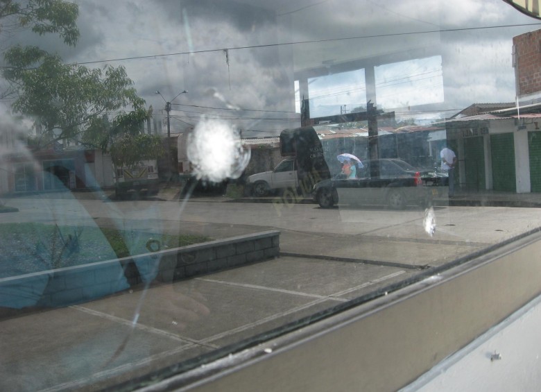 Según las primeras informaciones, los criminales cortaron la luz de la estación antes de empezar a disparar contra los agentes. FOTO ARCHIVO