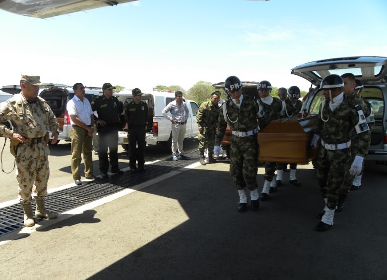 Los cuerpos de ocho de los once militares de la Fuerza Aérea Colombiana, que fallecieron en el accidente aéreo del pasado viernes ocurrido en Codazzi, Cesar, llegaron al aeropuerto de Catam en Bogotá. FOTO COLPRENSA