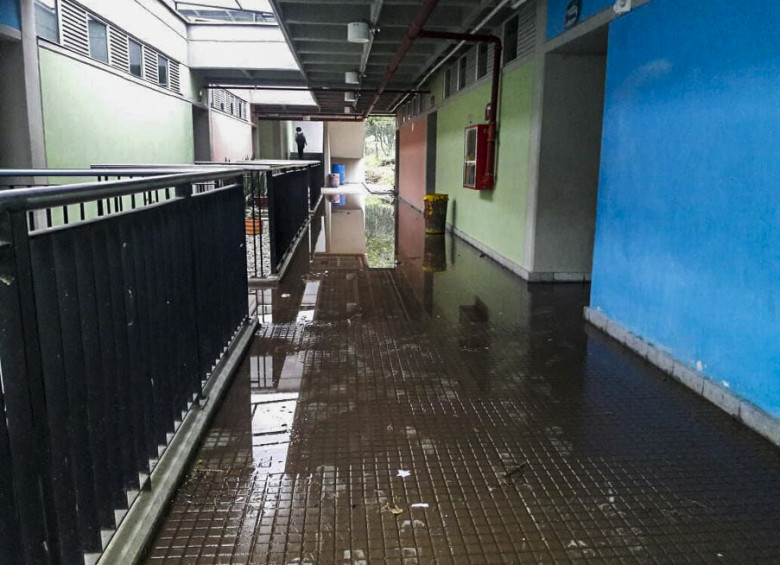 En aulas llenas de agua y lodo se hace imposible estudiar y por eso los pupitres, cuando llueve con intensidad, permanecen vacíos en el colegio El Hatillo, de Barbosa. FOTO cortesía
