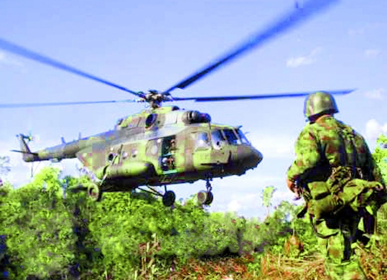 Un helicóptero del Ejército Nacional como el de la imagen es el que se reportó desaparecido. FOTO colprensa
