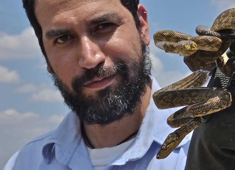 En sus fotografias es usual verlo posar con animales como culebras, caimanes, sapos y otros.