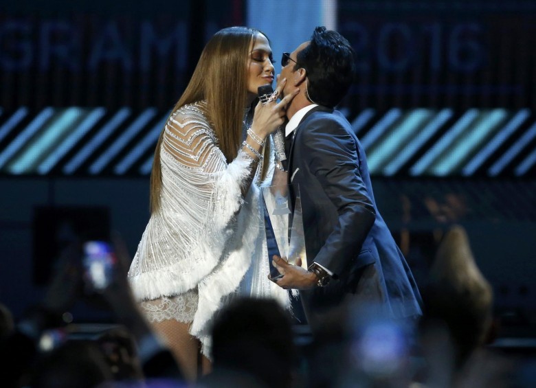 Marc Anthony y Jennifer López con su beso en la ceremonia de los Latin Grammy. FOTO Reuters