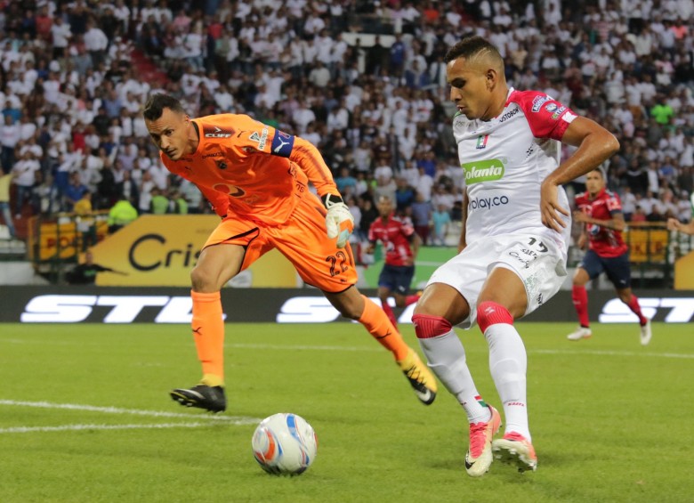 En esta acción de Ray Vanegas se inició el primer gol del Once Caldas en el estadio Palogrande de Manizales. FOTO La Patria