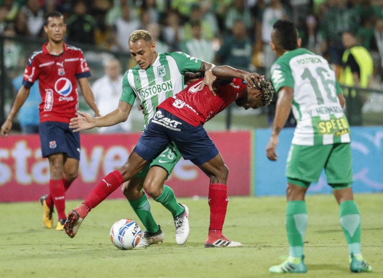 Fuertes jugadas se vivieron durante el clásico, sin perder la compostura los jugadores. Se mostraron 8 tarjetas amarillas. Foto: Róbinson Sáenz