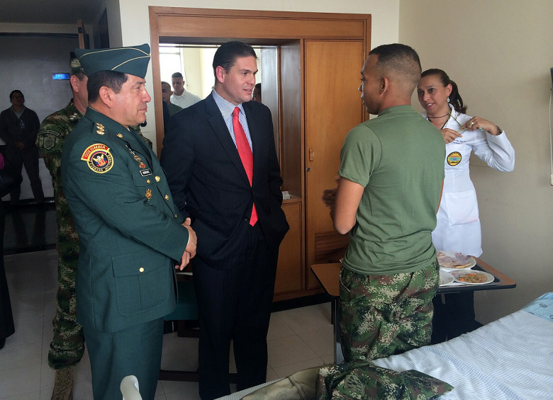 El ministro de Defensa, Juan Carlos Pinzón, visitó los soldados en el Hospital Militar donde los revisaron tras el secuestro. FOTO cortesía