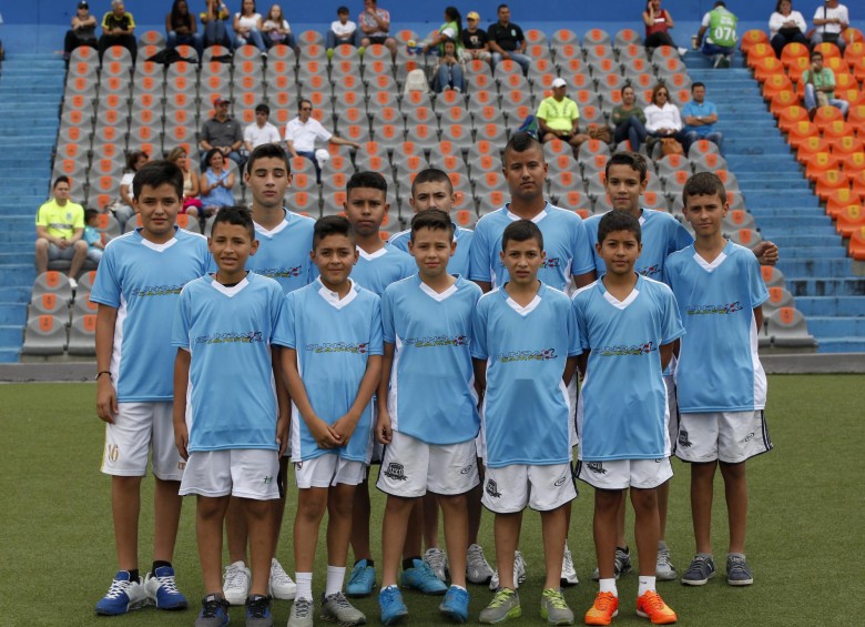 Los jugadores de la Sub-14 de Arco Zaragoza fueron los recogebolas en la fiesta anual del fútbol paisa. FOTO manuel saldarriaga
