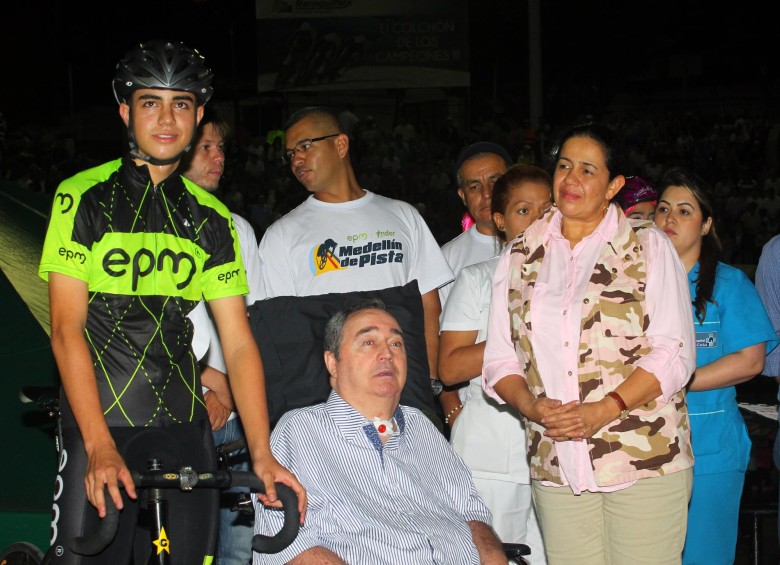 Los Montoya Herrera disfrutaron con la primera victoria de José Fernando en la pista. El joven ya ha participado en carreras en el Oriente de Antioquia y en la Microvuelta al Valle. FOTO cortesía-inder
