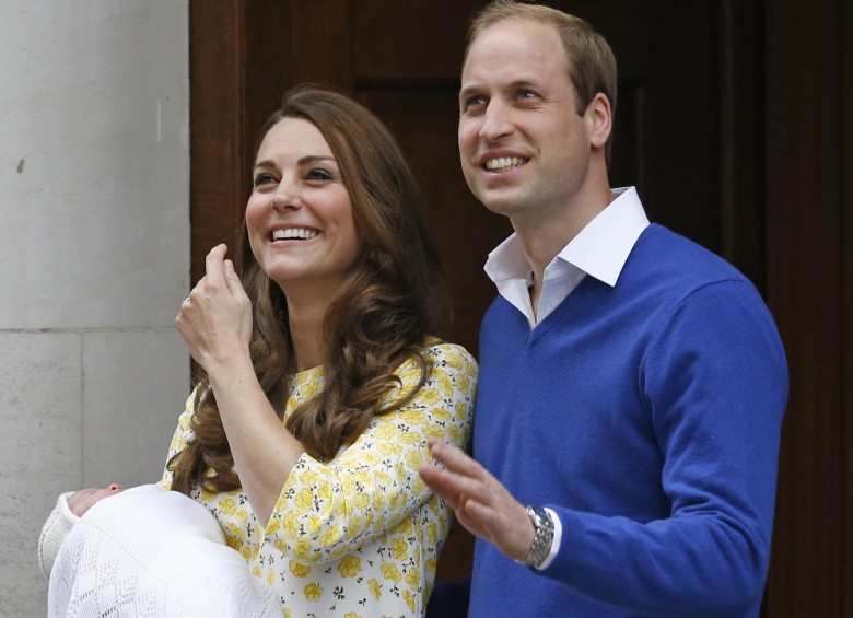 Kate salió ante las cámaras, reluciente junto al príncipe Guillermo para presentar en sociedad a su segunda hija Carlota Isabel Diana, la nueva heredera al trono británico. FOTO AP