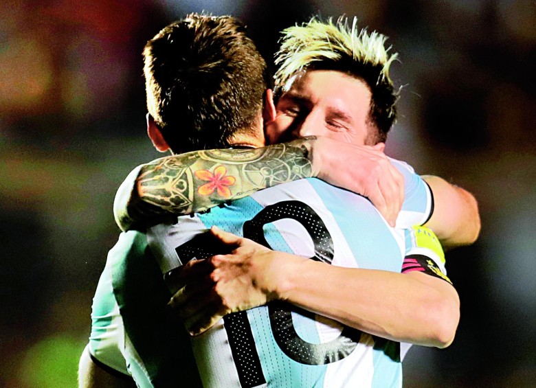 Messi y Lucas Pratto en el abrazo fraterno que le devuelve la credibilidad al equipo argentino que goleó 3-0 a Colombia. FOTO AP