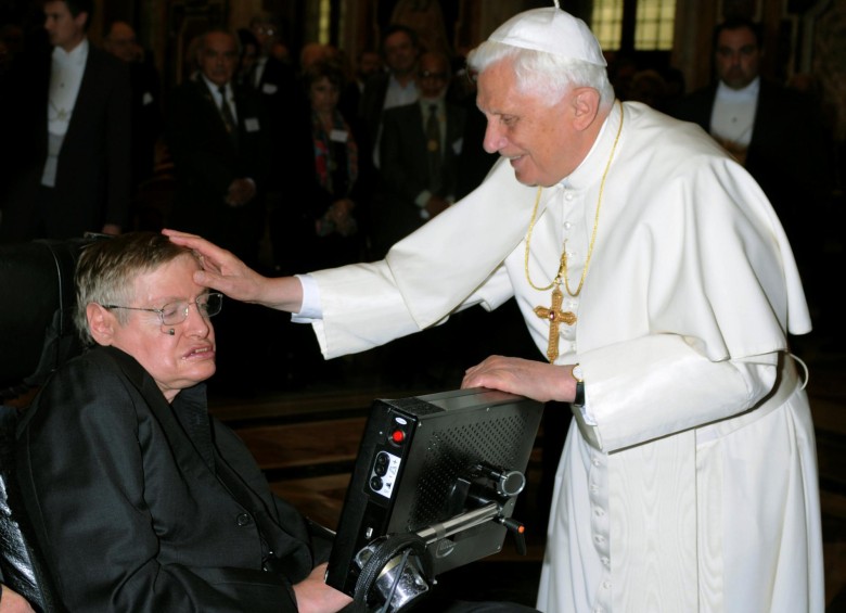 El Papa Benedicto XVI junto a Stephen Hawking durante una reunión de científicos en el Vaticano. FOTO REUTERS