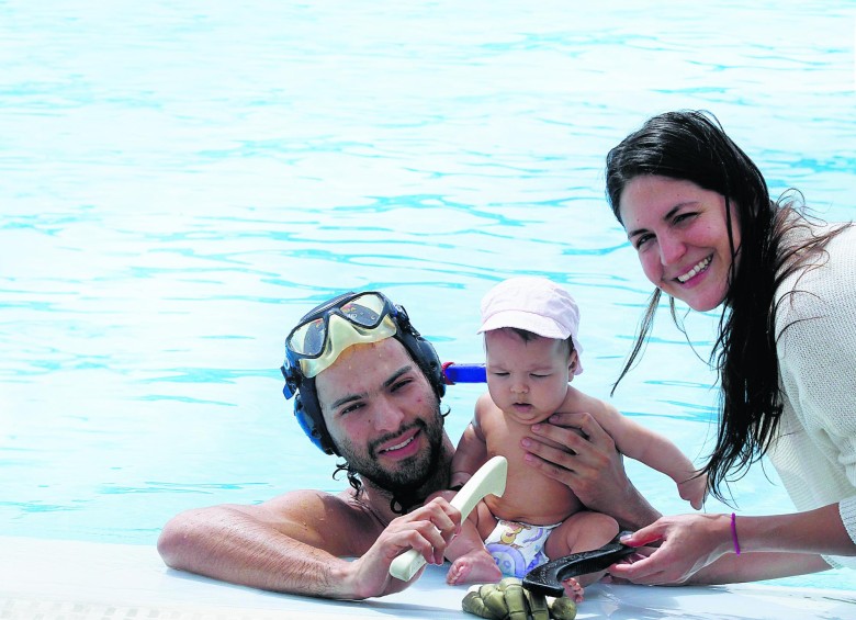 Natalia Pérez, su hija Eloise y Juan José Riva, una familia del hockey subacuático. FOTO DONALDO ZULUAGA VELILLA