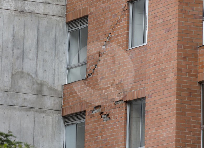 Las principales fallas estructurales en el edificio Bernavento se presentan en sus fundaciones que, al asentarse, generaron grietas en la fachada del inmueble. FOTO juan antonio sánchez