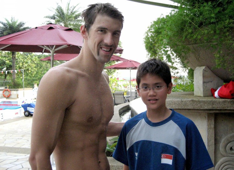 Luego del triunfo de Schooling comenzó a circular esta imagen en un campamento de entrenamiento en Singapur en 2008. Schooling de 13 años con su ídolo Michael Phelps. FOTO Reuters