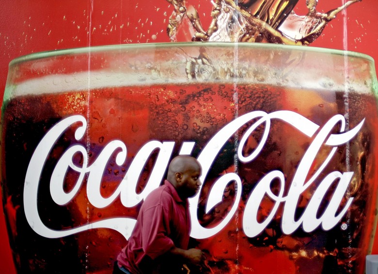 Coca-Cola anunció en octubre pasado un plan de recortes con el que espera ahorrar unos 3.000 millones de dólares hasta el año 2019. FOTO AP