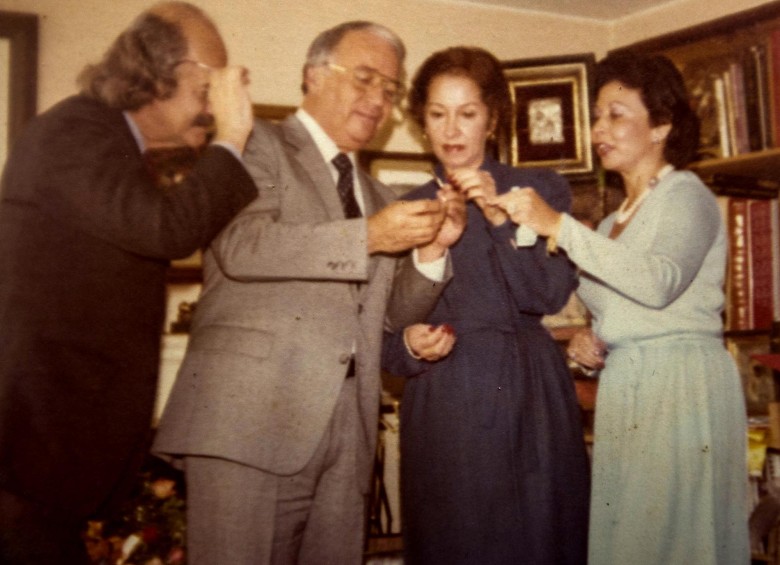 Entre las fotos del archivo de Sofía Cuartas, prima de Belisario Betancur, hay un retrato de una reunión política en Amagá, y otra cuando visitó al expresidente en Bogotá. FOTOS cortesía