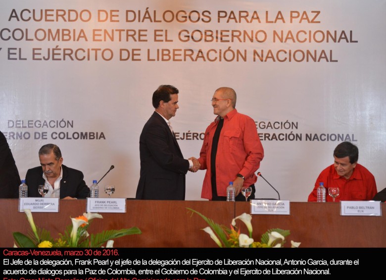 Frank Pearl y alias Antonio García acordaron en marzo de 2016 abrir la mesa pública de negociaciones. FOTO Cortesía Presidencia
