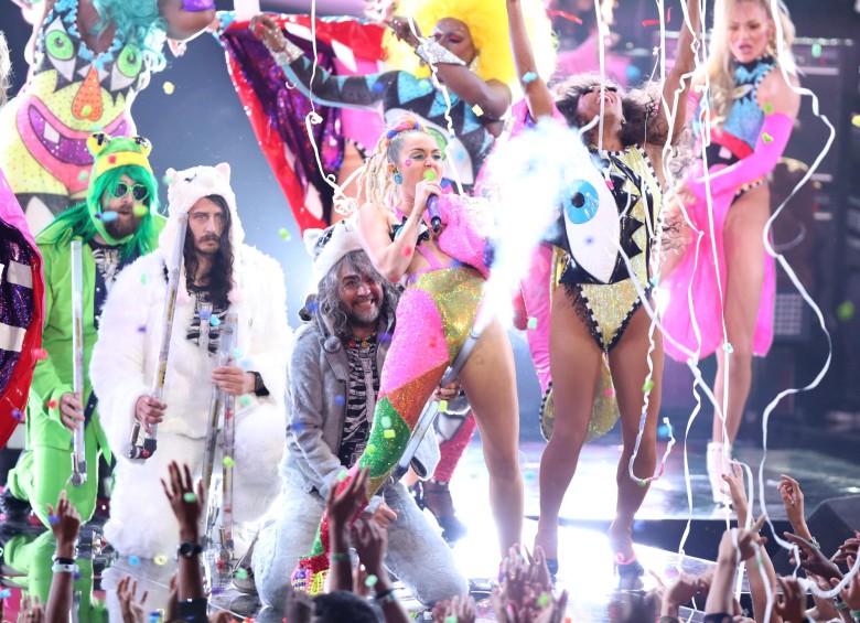 Los muy coloridos y escasos atuendos de Miley Cyrus sin duda fueron un elemento importante del show. FOTO AP