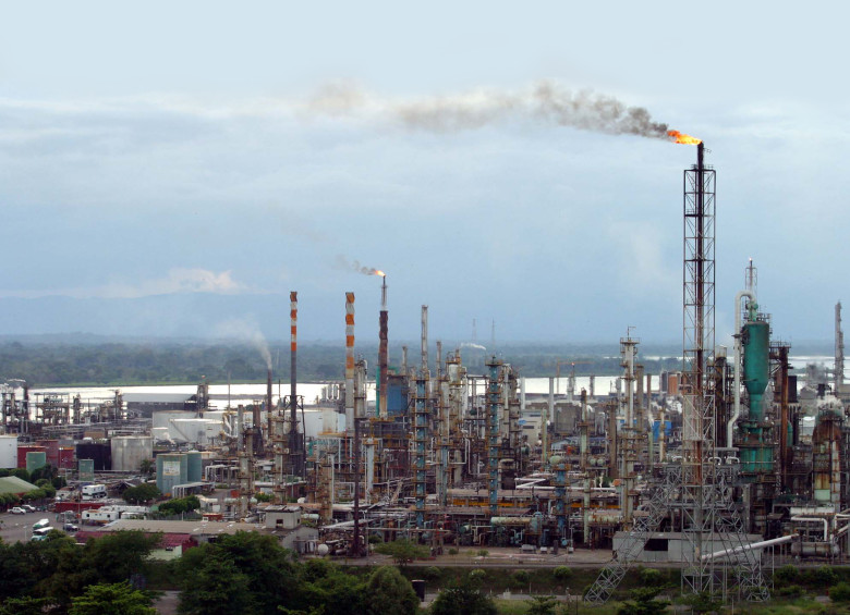 La caída de la industria petrolera, debido al bajo precio internacional, está afectando a la economía colombiana. FOTO colprensa