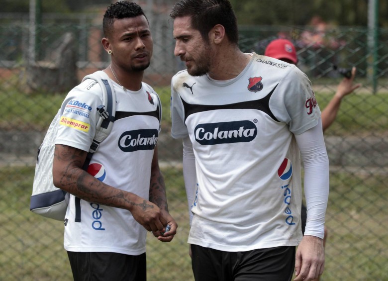 Charles Monsalvo y Anthony Silva, otra vez amigos en el Medellín. FOTO MANUEL SALDARRIAGA