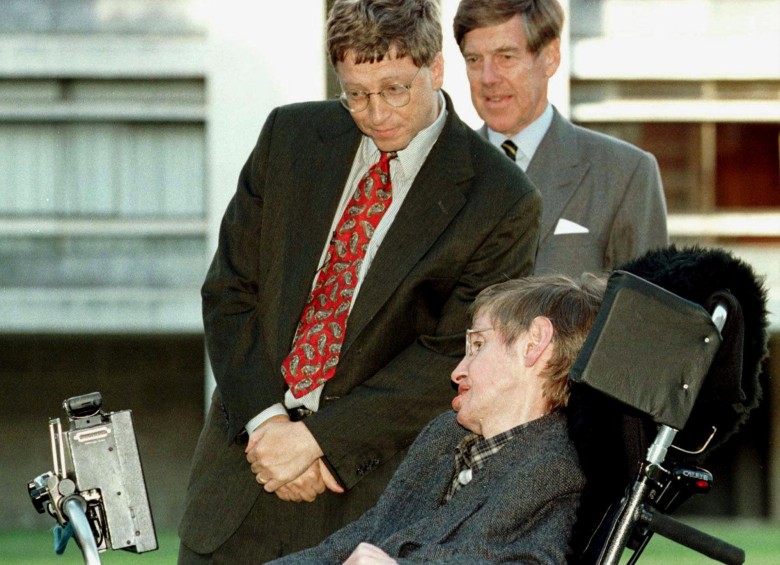 El presidente de Microsoft, Bill Gates, visitando a Hawking en la Universidad de Cambridge. FOTO REUTERS