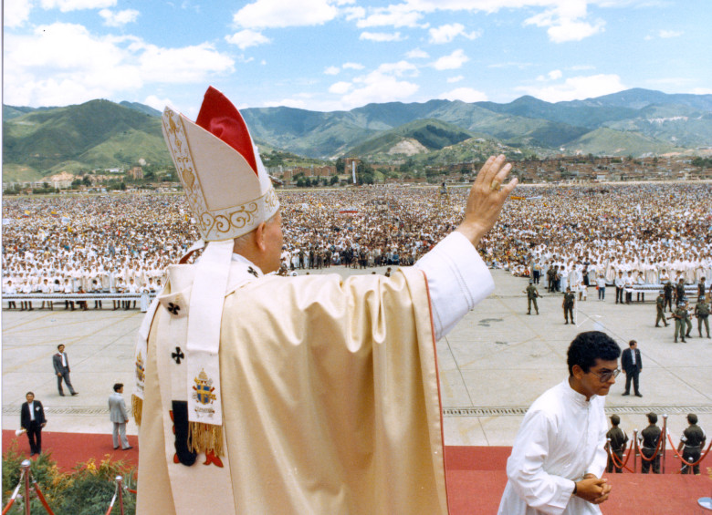 El Papa Juan Pablo II además de una eucaristía en el Olaya Herrera ordenó sacerdotes y visitó pobres. FOTOS ARCHIVO Y REUTERS 