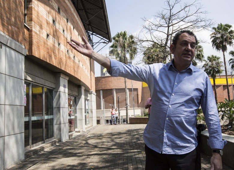El arquitecto Iñaki Ábalos señala los detalles del Parque San Antonio. FOTO julio césar herrera