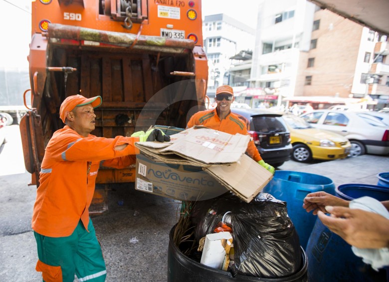 Imagen del proceso de recolección de residuos que realiza Emvarias con su flota de vehículos y su personal. FOTOS Manuel Saldarriaga y Julio C. Herrera