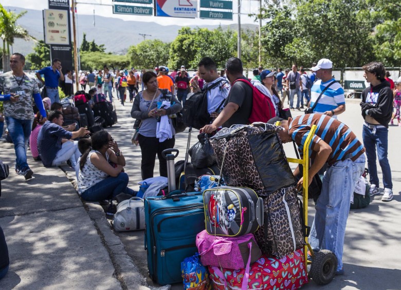 Grupo de venezolanos a la espera de emprender migración en Cúcuta. FOTO: JULIO CÉSAR HERRERA /EL COLOMBIANO