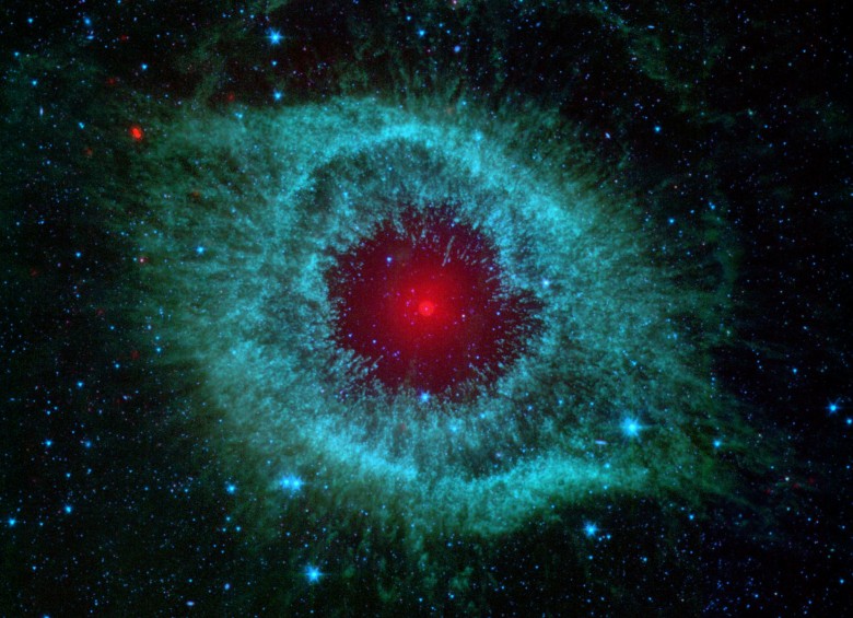 La nebulosa de la Hélice también fue captada por el telescopio. Tiene una llamativa forma de ojo. Está hacia la constelación Acuario a unos 680 años luz de nosotros. FOTO Nasa/Spitzer