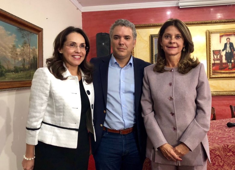 Foto luego de la reunión entre Viviane Morales, Iván Duque y Marta Lucía Ramírez. Foto: Cortesía. 