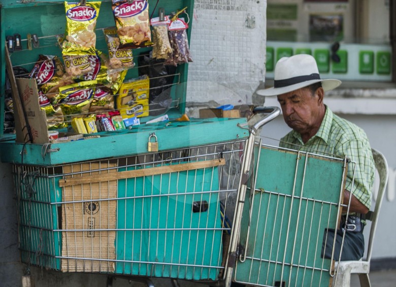 De los 915 comerciantes informales del centro de Medellín convocados, 364 culminaron el proceso Foto: Julio Cesar Herrera 