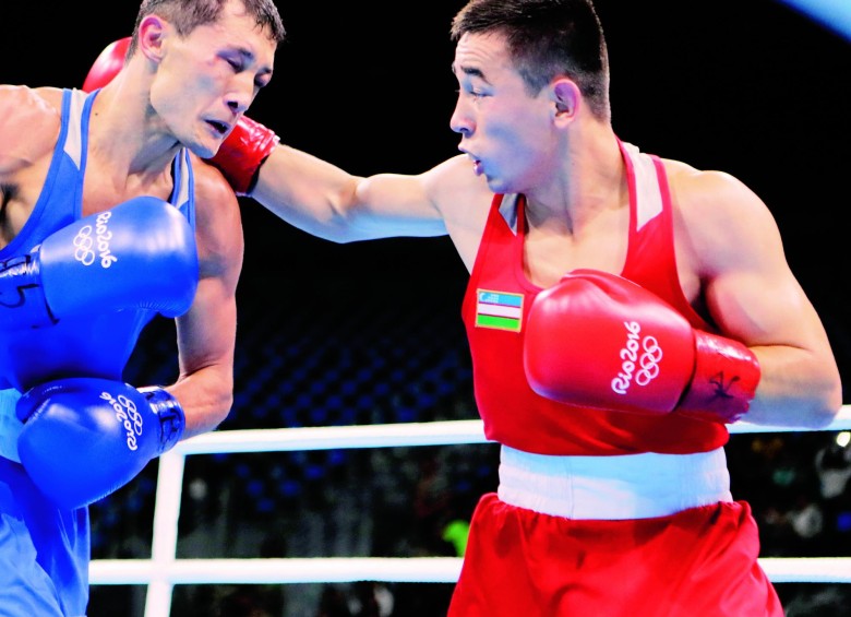 Hasanboy Dusmatov (rojo) es el rival de Yuberjen en la pelea final de su categoría. Es fuerte y con mucha cancha. FOTO AP