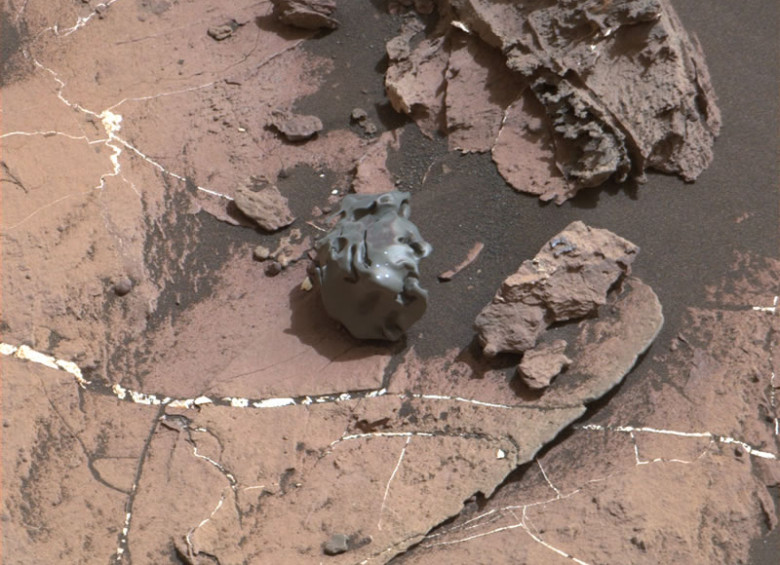 La roca oscura, de superficie lisa en el centro de esta imagen fue captada el 30 de Octubre de 2016 por la cámara mástil (Mastcam) del rover Curiosity de la NASA en Marte. FOTO Cortesía: NASA/JPL-Caltech/MSSS