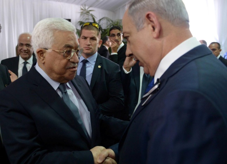 Imagen histórica del primer ministro israelí Benjamin Netanyahu estrechando su mano con el lider palestino Mahmoud Abbas. FOTO REUTERS